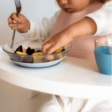 Ventouses sous les assiettes et le bol : pour adhérer à la table et limiter les incidents