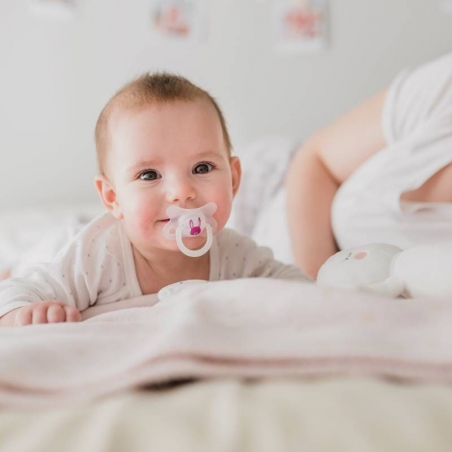 Découvrez les sucettes Night & Day :  fluorescentes pour le plus grand plaisir de bébé